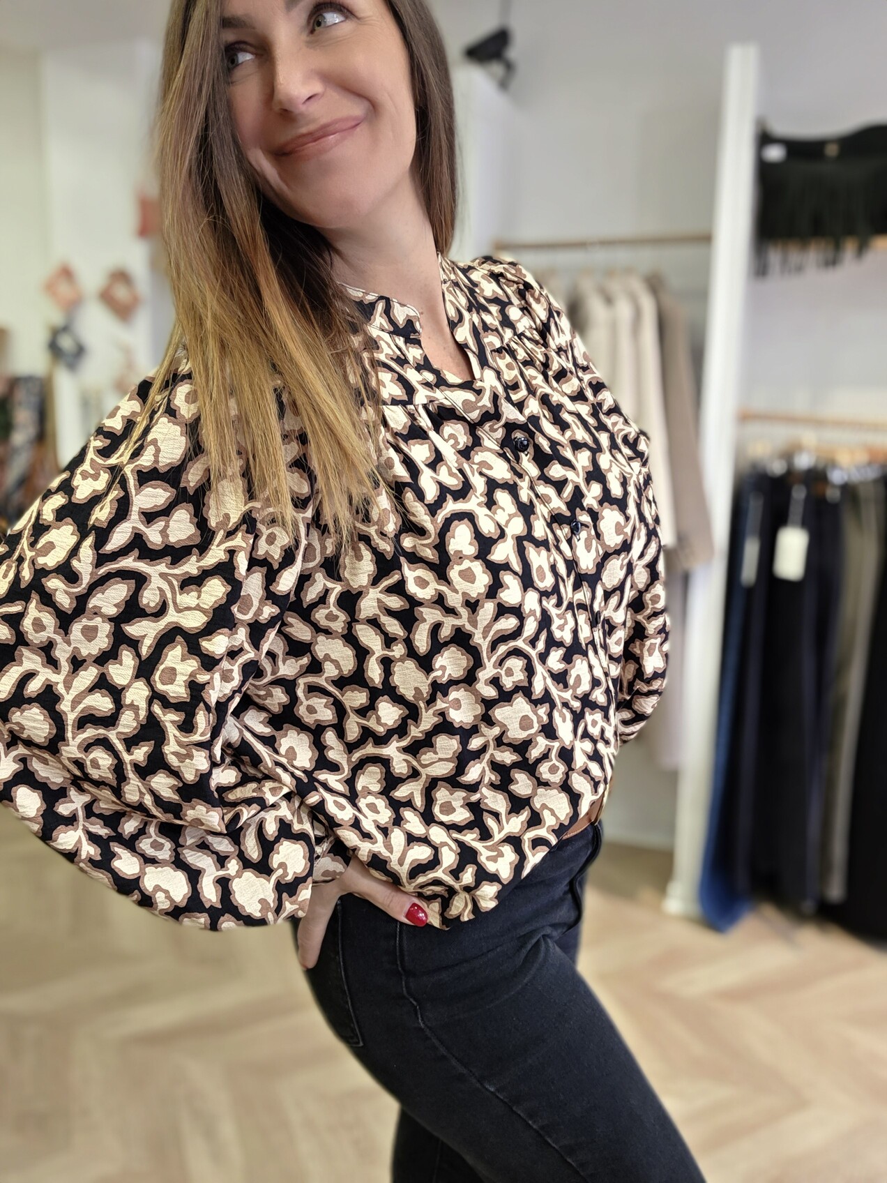 Blouse Louisa imprimée beige et noir portée avec jean noir et ceinture camel, taille 1