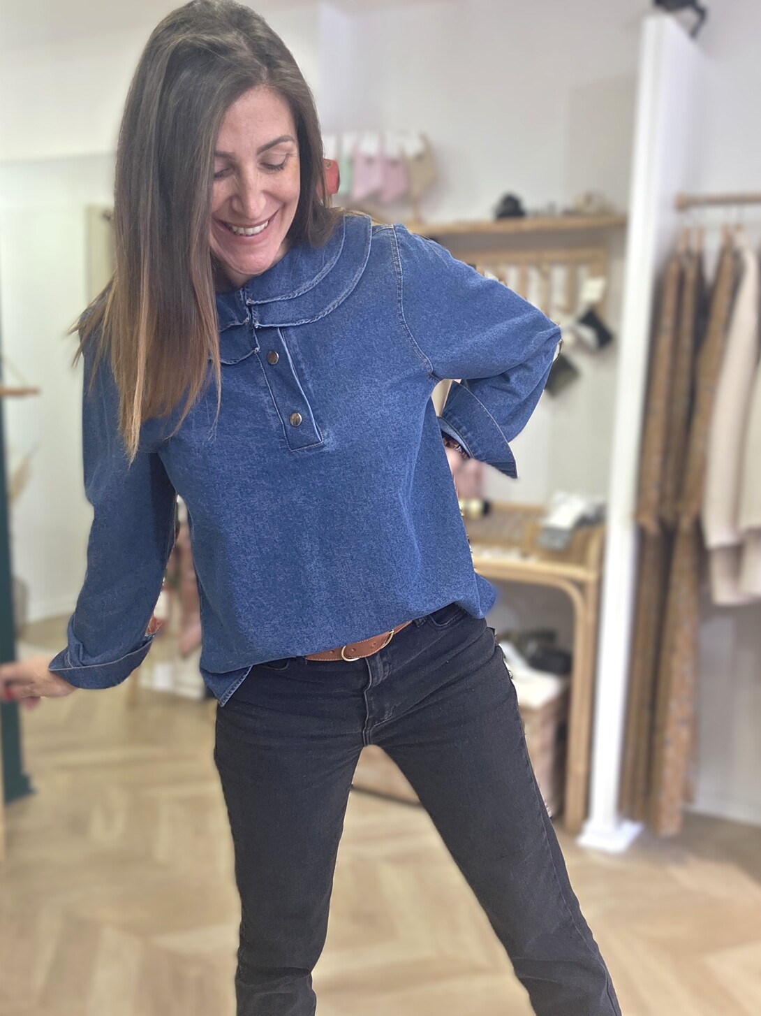 Blouse Léa en coton bleu denim portée avec jean noir, taille SM