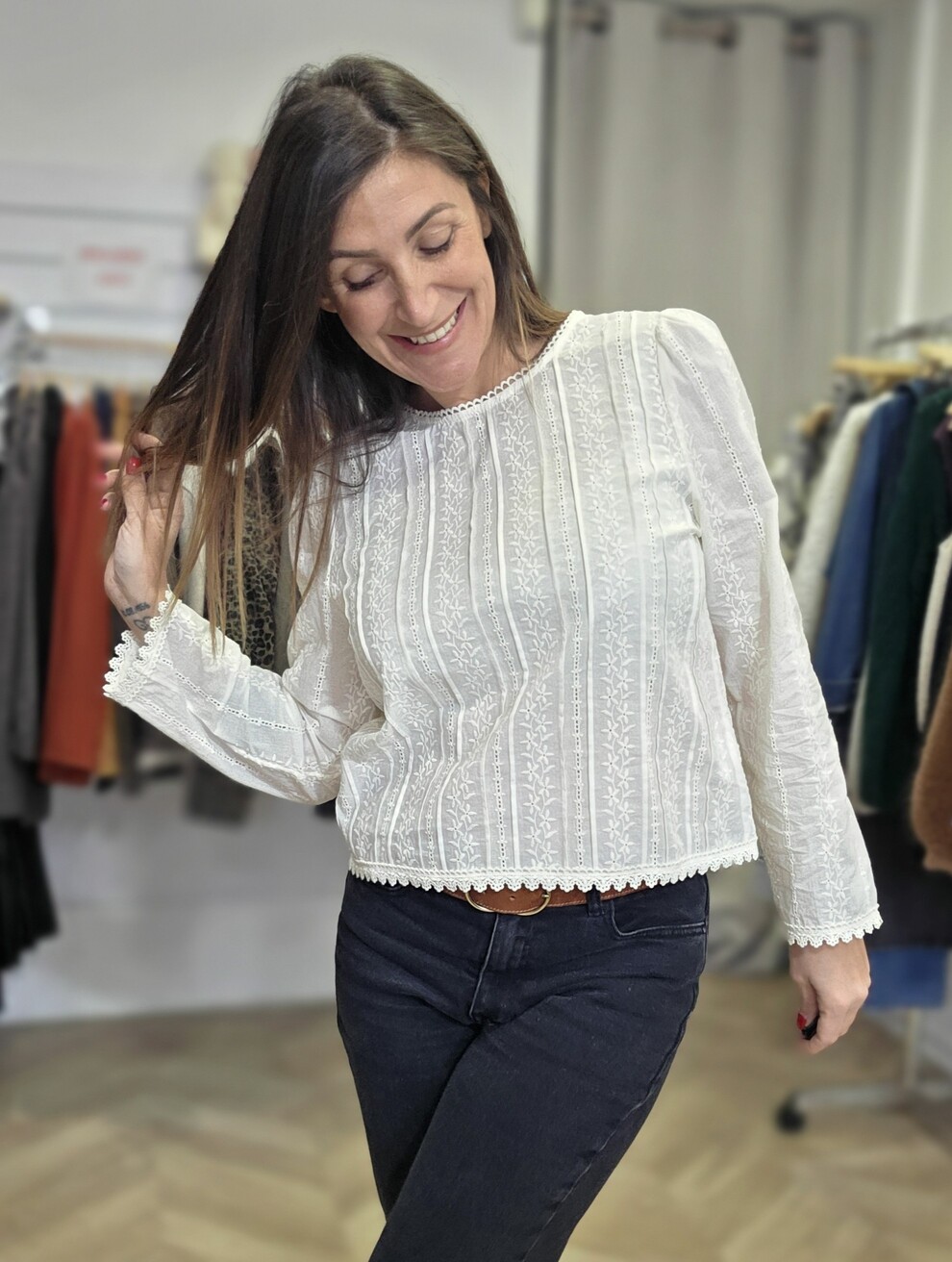 Blouse Ambre en coton brodé, détail encolure arrondie et finitions dentelle