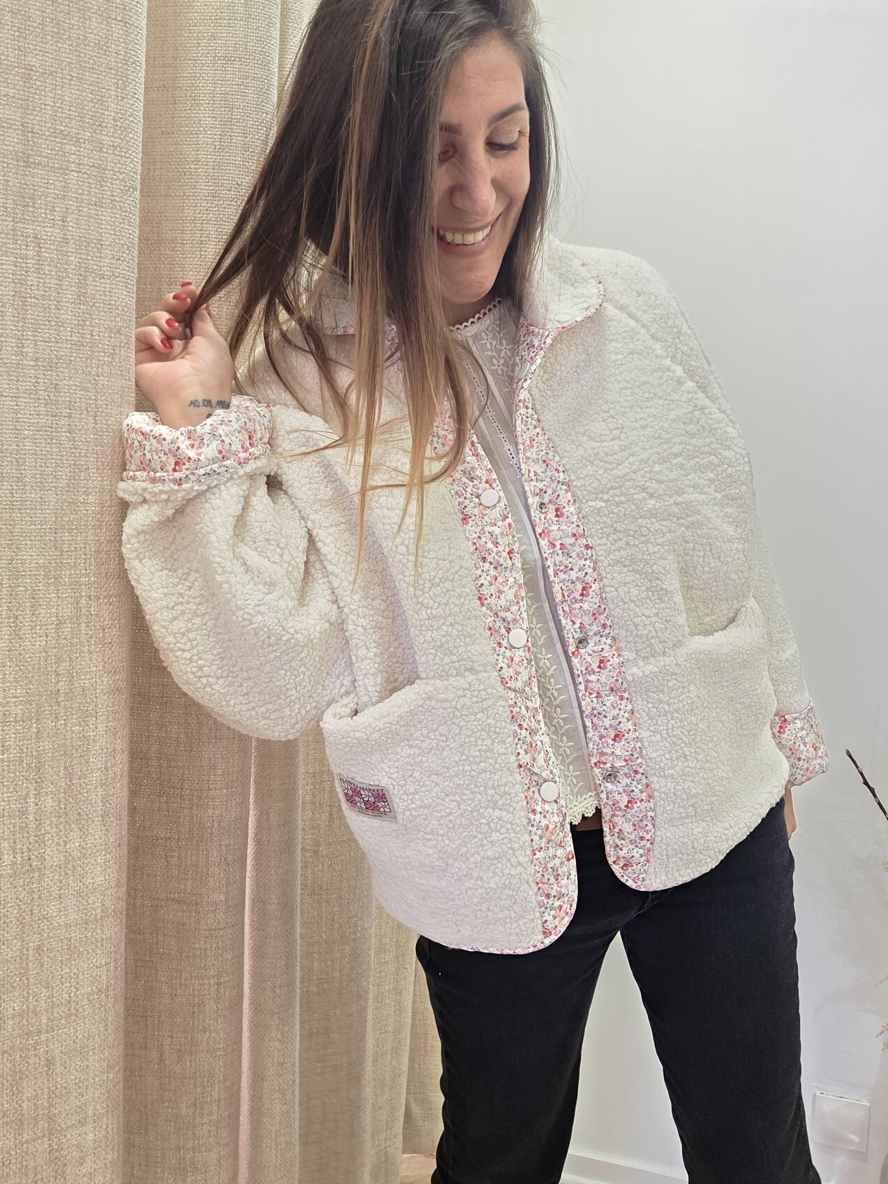 Veste Bear réversible côté sherpa écru portée avec blouse Ambre, taille SM