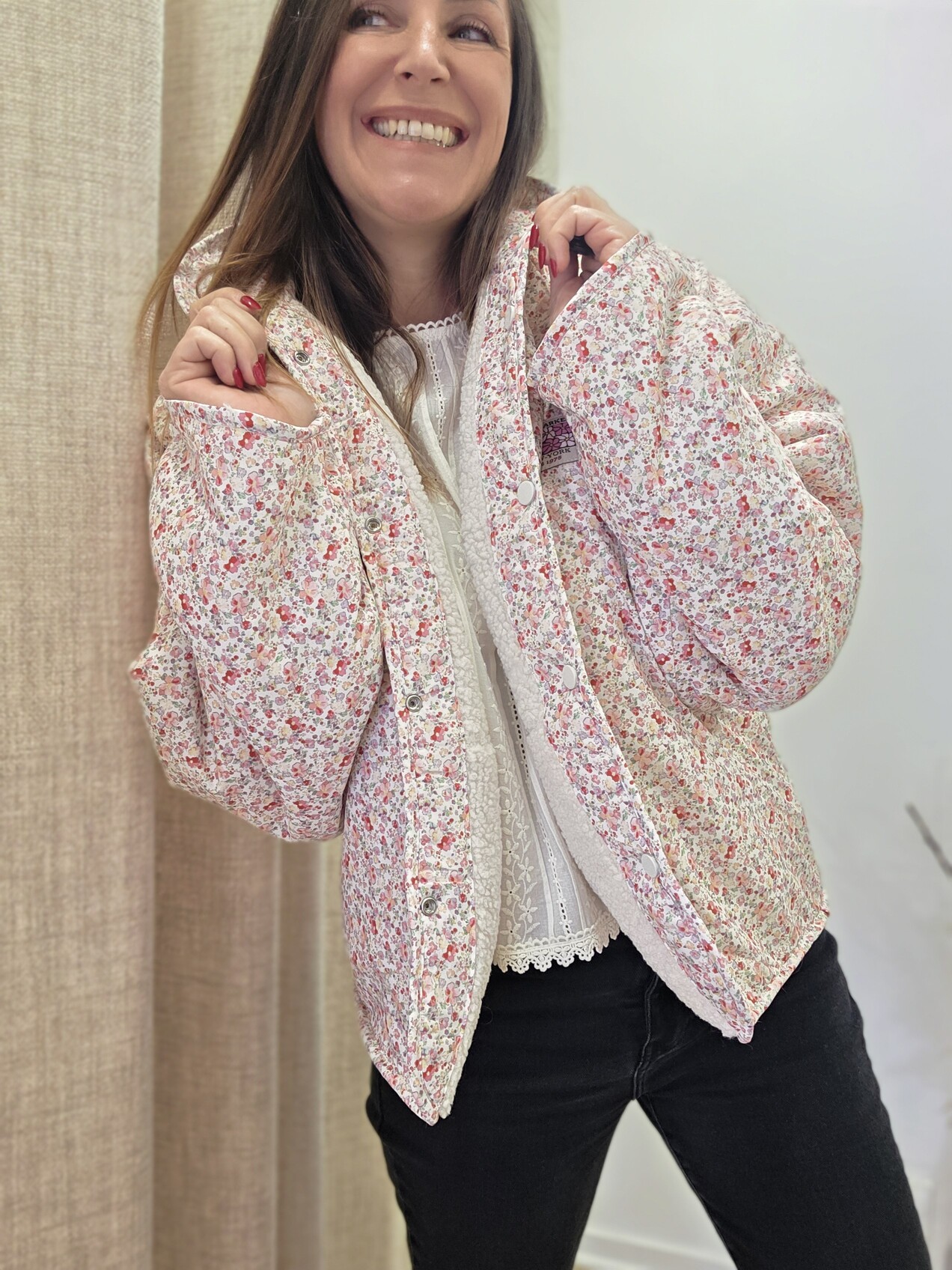 Veste Bear réversible côté imprimé fleuri rose portée taille SM