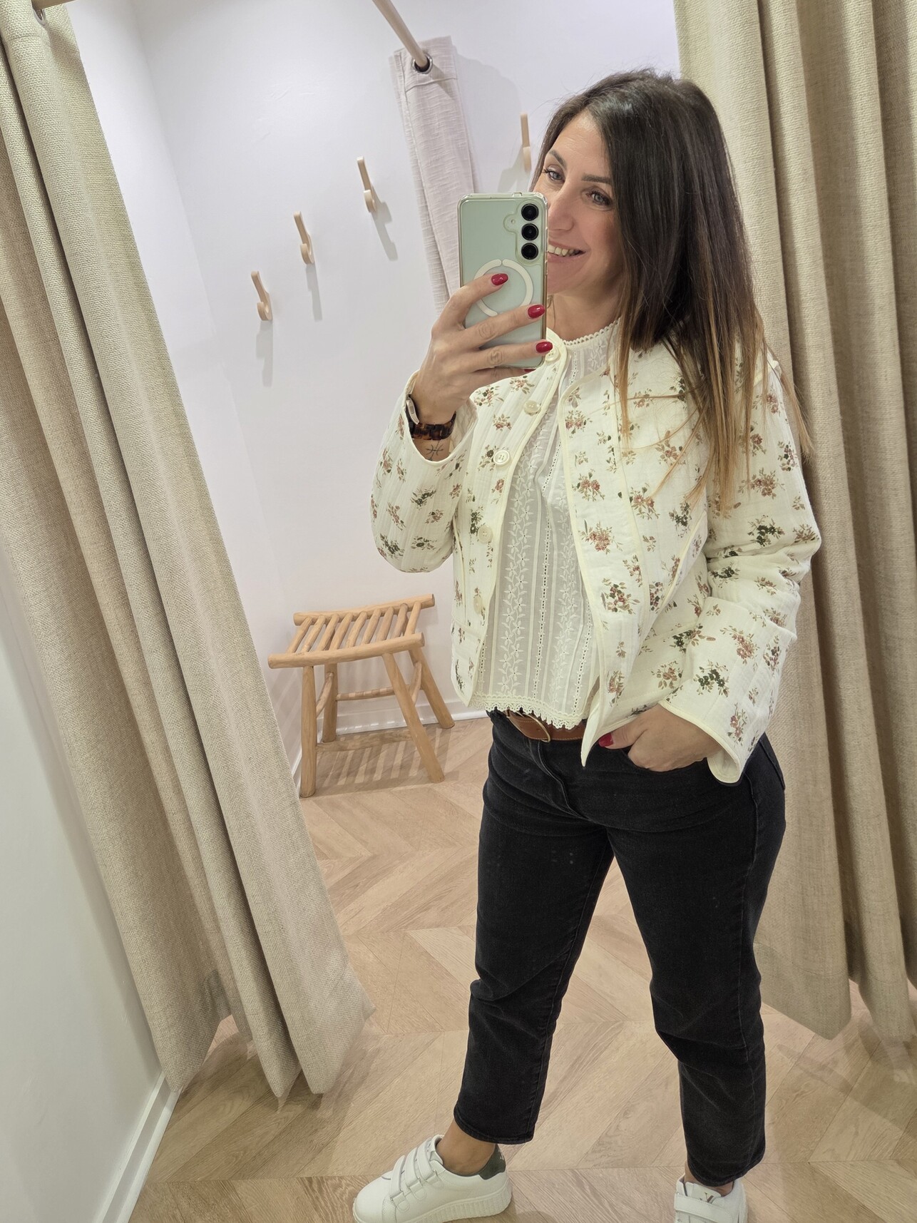 Veste Cléo en coton imprimé fleuri en photo miroir portée avec blouse Ambre, taille SM