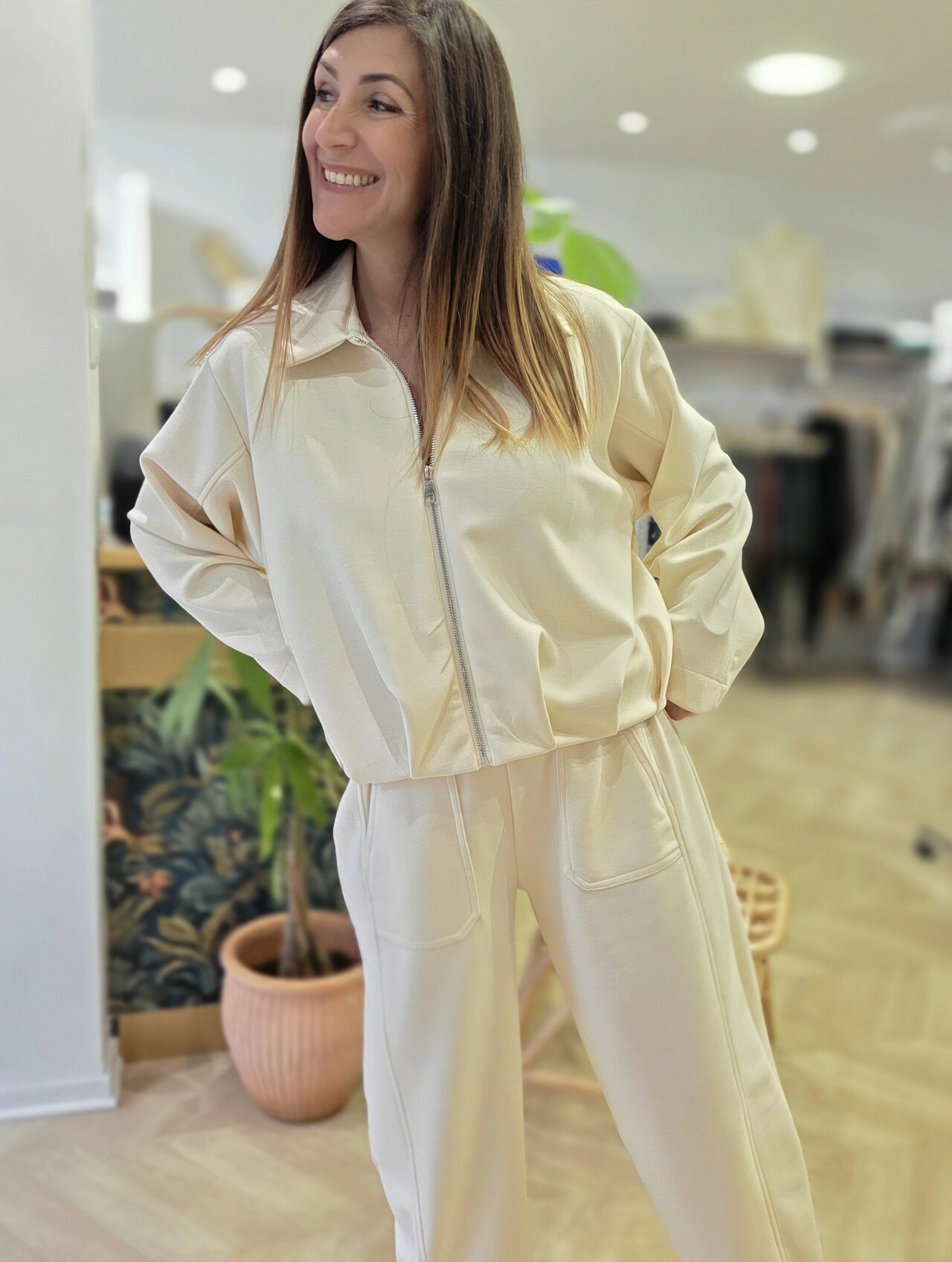 Ensemble Oxane crème jogging, veste zippée et bas Cosmo coupe droite, taille SM