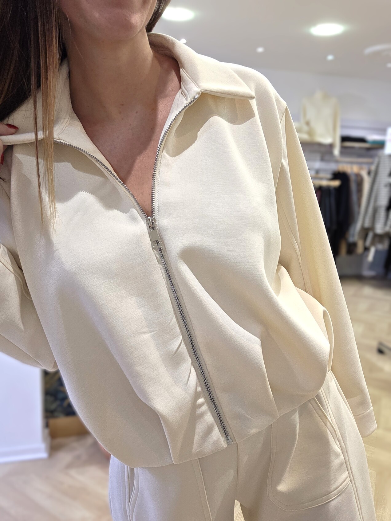 Détail veste Oxane zippée crème, col polo et matière douce, taille SM