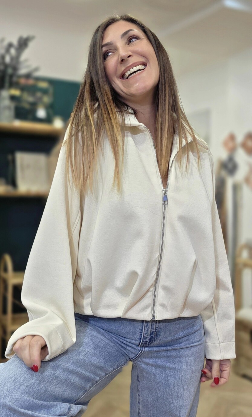 Détail veste Oxane zippée crème, col polo et matière douce, taille SM