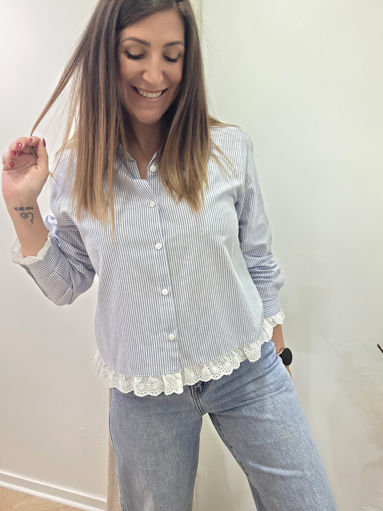 Chemise Solange en coton rayé bleu et blanc, détail dentelle à l’ourlet, taille S
