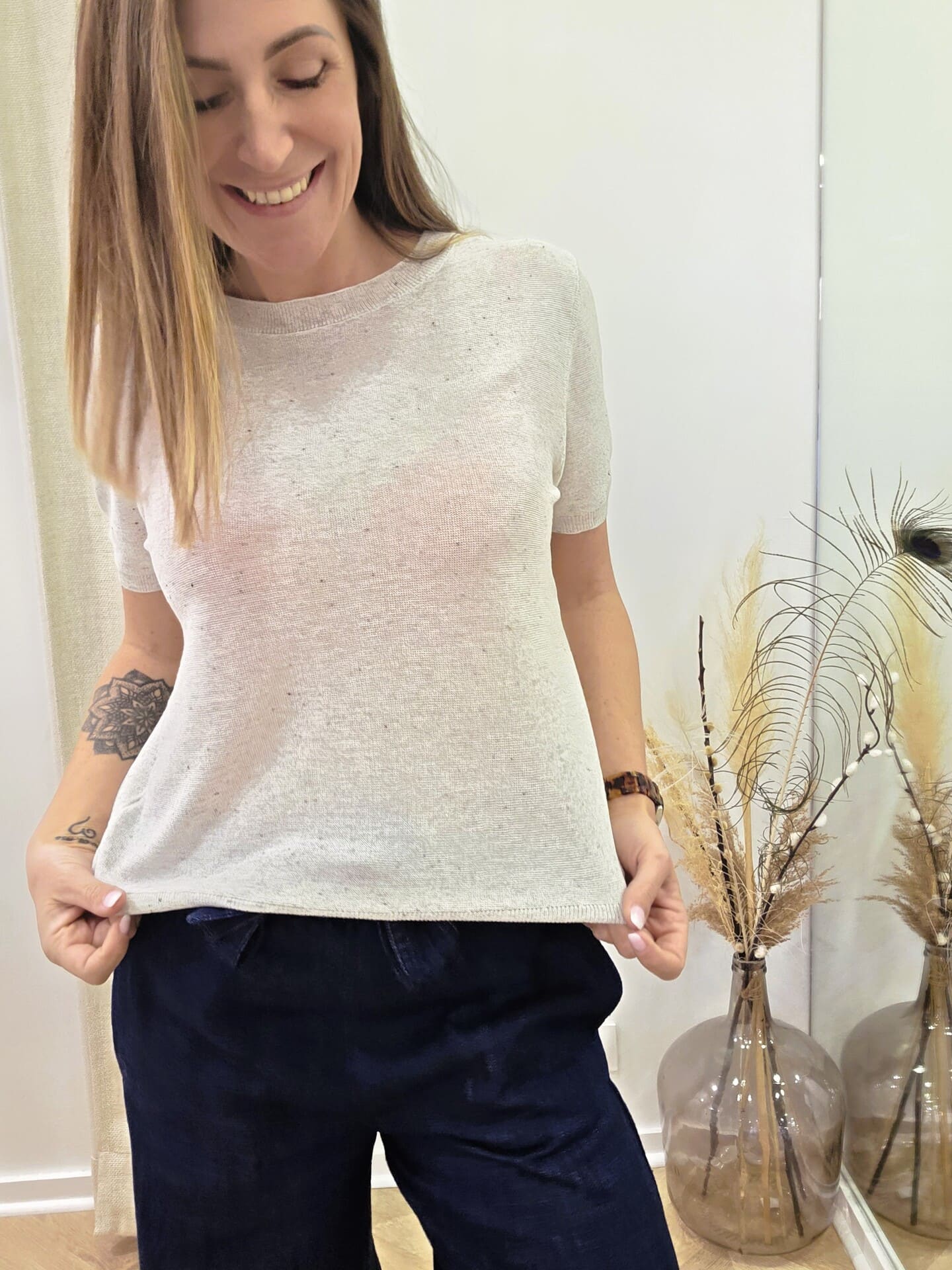 Pull Felicea beige moucheté léger manches courtes – Image 2