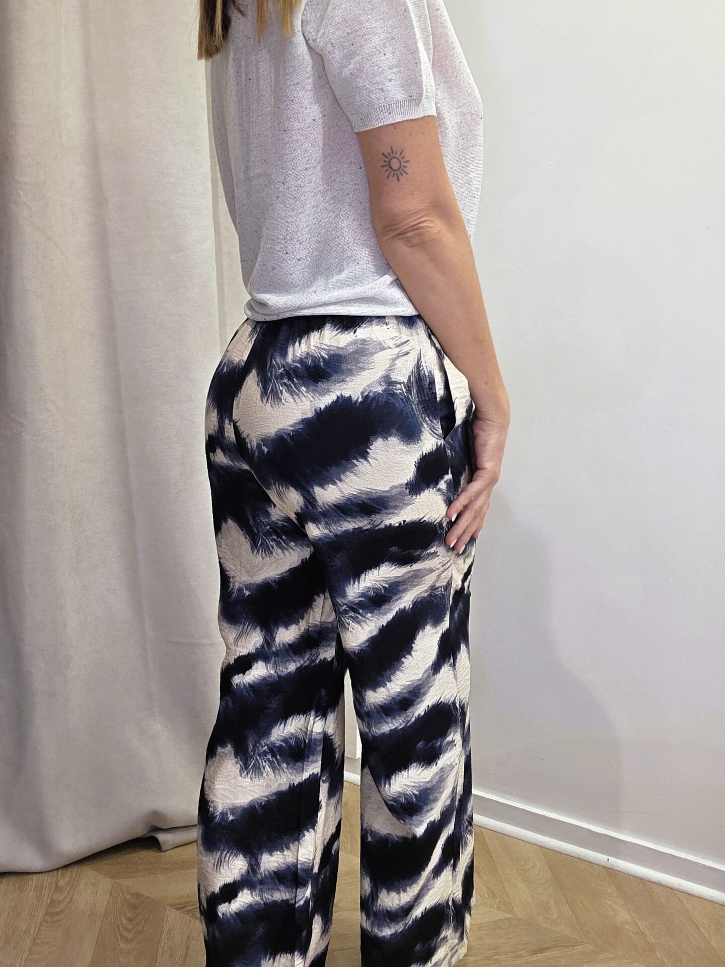 Pantalon Miki fluide imprimé bleu marine – Image 3