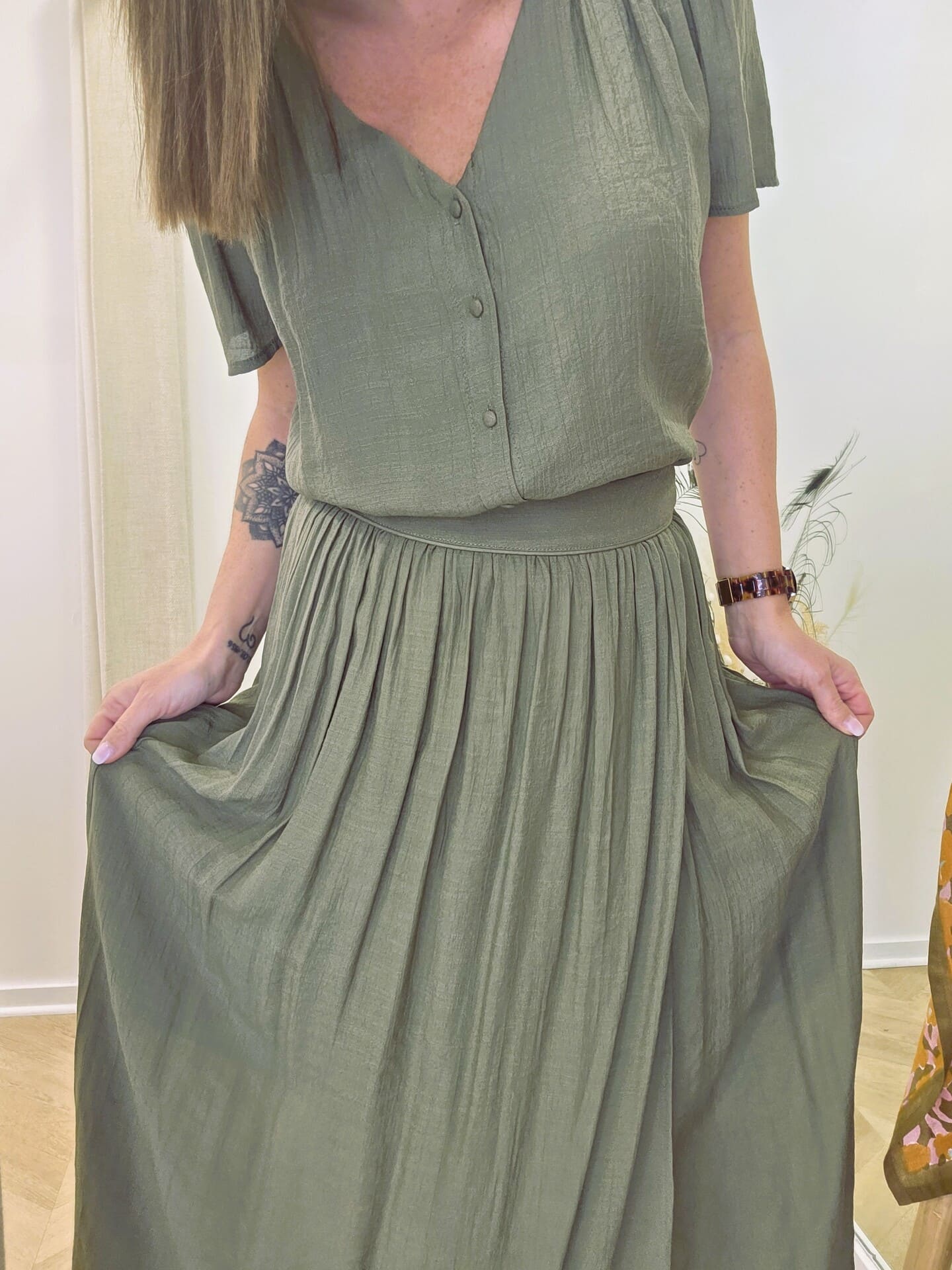 Jupe Vinciane en viscose kaki fluide – Image 3