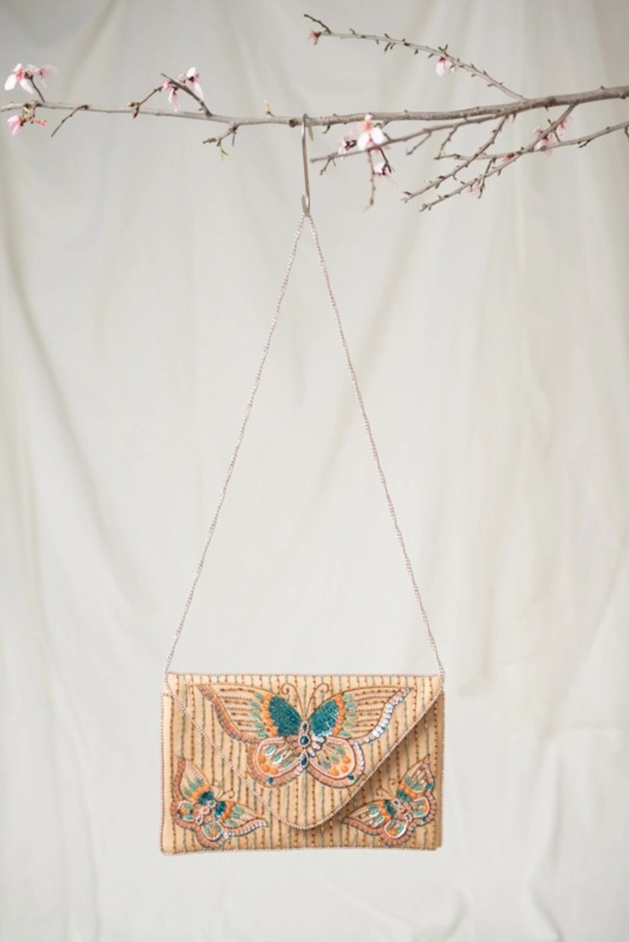 Pochette perlée papillons