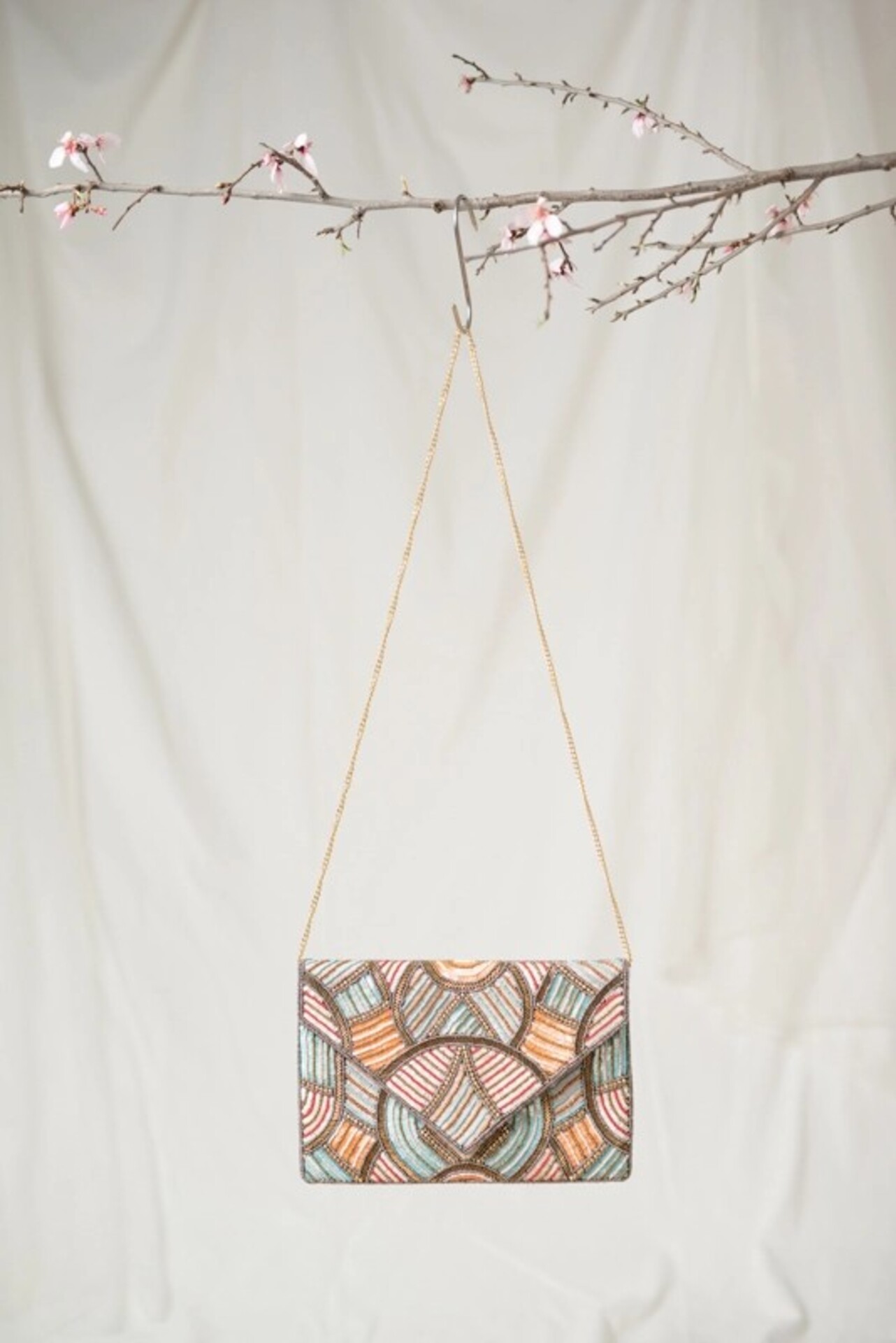 Pochette perlée bleu gris