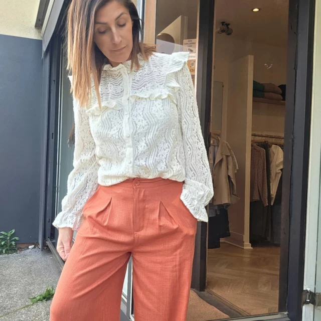 Look du jour chez Penderie et Badineries !
Je porte la chemise Charlotte, une pépite en dentelle pleine de charme ✨️ avec ses jolis boutons nacrés et son style délicat.
Je l’ai associée à un pantalon fluide couleur terracotta pour un look frais, chic et confortable à la fois 🌸
Un combo parfait pour accueillir le printemps avec style !

Disponible en boutique
🍀 Penderie et Badineries – La Talaudière

#PenderieEtBadineries #LookDuJour #StylePrintanier #TerracottaVibes #ChemiseDentelle #ModeFemme #SlowFashion #LookChic #ModeFrançaise #ConceptStore #LaTalaudière #Sorbiers #SaintEtienne #ShoppingAddict #TenueDuJour #InspirationMode #FashionStyle #Printemps2025