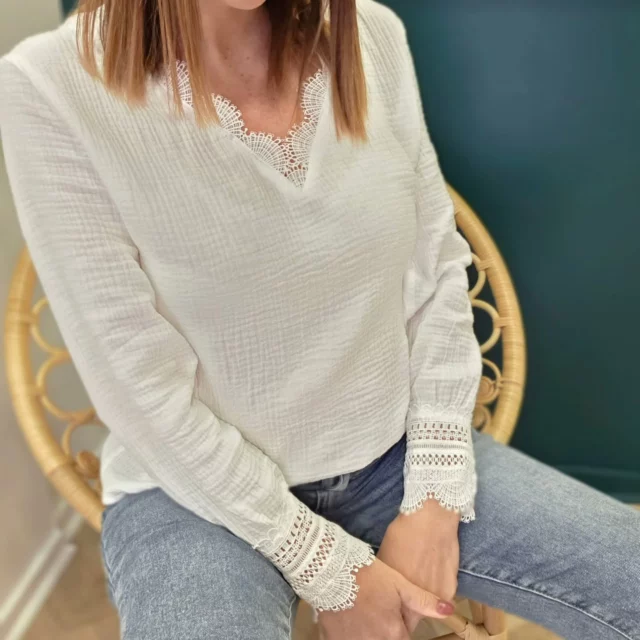 Le printemps est là… même si le ciel fait un peu la tête aujourd’hui ☁️
Alors on se console avec une jolie nouveauté toute douce : la blouse en gaze de coton, délicate et féminine avec ses détails en dentelle aux poignets et à l’encolure.
Confortable, légère, parfaite pour adoucir une journée grise.

Et pour les matins encore bien frais, on enfile par-dessus notre gilet maille "Alice", fabriqué en Italie 🇮🇹
Deux coloris dispo : vert sauge ou vieux rose… À vous de choisir votre coup de cœur !
💚 ou 🌸 ?

Team vert ou team rose ? Dites-le-nous !

#PenderieEtBadineries #LookDuJour #Nouveauté #GiletMaille #BlouseFemme #GazeDeCoton #MadeInItaly #StyleFéminin #ModeConfortable #ModeDouce #Tendance2025 #VêtementsFemme #Shopping #InspirationLook #ChicEtDécontracté #PrintempsMaussade #CoupDeCœur #SlowFashion #PetitesSéries #LaTalaudière #Sorbiers #SaintEtienne