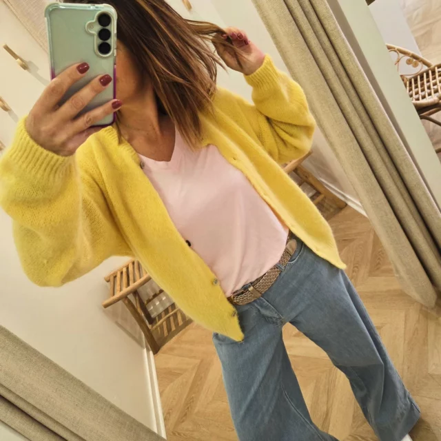 ☀️ Look tout doux – 100 % confort et style au rendez-vous ! ✨

Tee-shirt rose pastel tout léger, jean fluide fabriqué en Italie 🇮🇹 et le petit gilet en baby alpaga tout moelleux… 🧶
Un combo parfait pour accueillir les beaux jours en douceur !

Des pièces faciles à associer, idéales pour un look frais, lumineux et tendance !
🛍️ Dispo en boutique & sur l’e-shop 👚👡

#LaTalaudière #Sorbiers #SaintEtienne
#ModeFéminine #StyleTendance #LookDuJour #SpringLook
#Tendance2025 #MadeInItaly #AlpagaLover #GiletDouillet
#LookPrintemps #FashionAddict #NouvelleCollection #PenderieEtBadineries #BoutiqueIndépendante