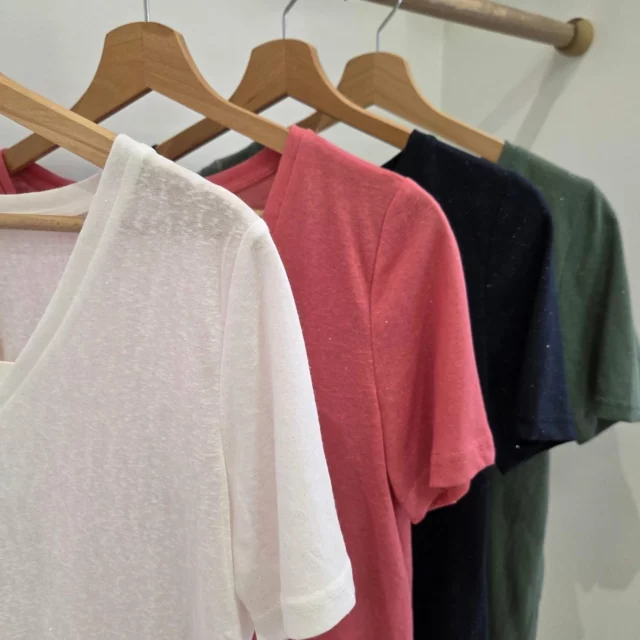 ✨ Le t-shirt Maé, tout en douceur et en légèreté… existe en blanc, rose, marine ou kaki 💫
Légèrement pailleté pour une touche de lumière subtile, il s’adapte à toutes les envies, tous les looks, toutes les humeurs 🌈
Une coupe confortable, des coloris faciles à associer : un indispensable de la saison 💕

📍À retrouver en boutique à La Talaudière ou sur le site
📦 Livraison rapide et soignée, comme toujours !

#tshirtMae #lookdujour #boutiqueindépendante #slowfashion #LaTalaudière #SaintEtienne #Sorbiers #modefemme #vêtementsfemme #springvibes #colorvibes #smileeveryday #penderieetbadineries #tshirtcoton #tshirt #latalau #latalaudiere
