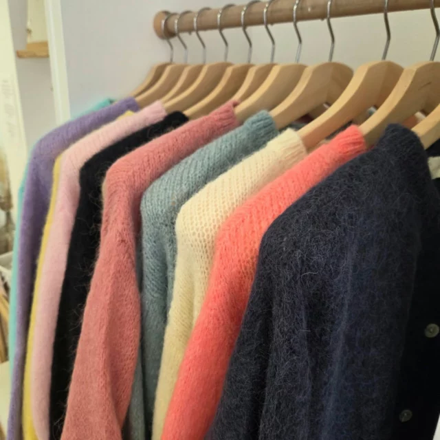 ☁️ 15 degrés en plein mois de juillet.… On en parle ?
Heureusement, nos petits gilets en bébé alpaga sont là pour réchauffer les cœurs (et les épaules) 🧶✨

Ultra doux, légers et moelleux, ils sont parfaits pour les journées fraîches comme aujourd’hui… et on ne va pas se mentir : avec toutes ces jolies couleurs, le plus dur c’est de choisir 🌈

Ils sont là, ils vous attendent à la boutique… Et ils risquent de partir vite 🫶

#GiletAlpaga #LookDouillet #LaTalaudière #Sorbiers #SaintEtienne #ModeFéminine #BoutiqueIndépendante #MétéoDuJour #StyleEtConfort #PenderieEtBadineries #latalau ##lafrancedespetitesboutiques